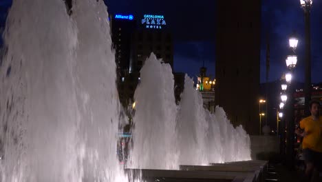 Fuentes-De-Baile-En-Barcelona-España-Con-Un-Fondo-De-Hotel