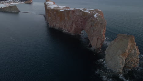 Filmische-Drohnenaufnahme-Des-Berühmten-Perce-Rock-In-Quebec,-Kanada