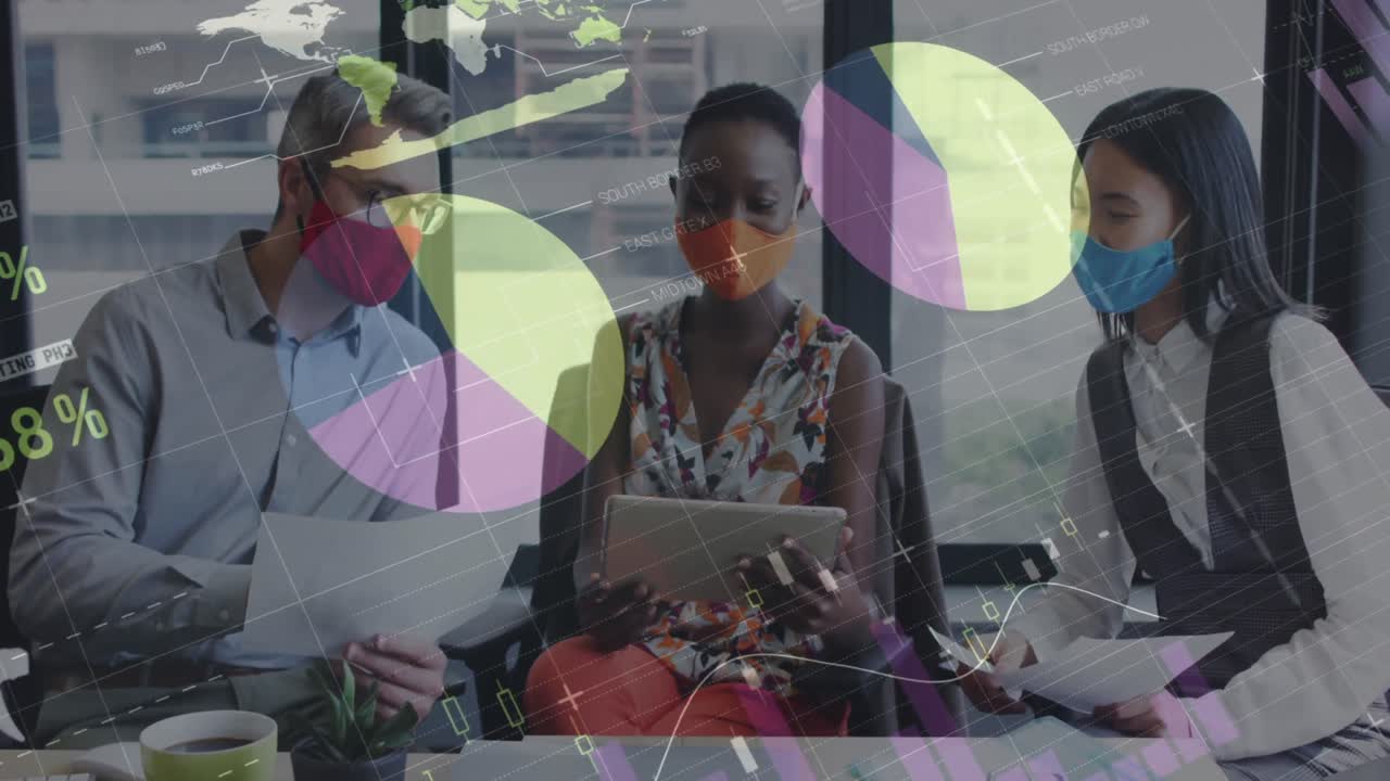 animación del procesamiento de datos financieros sobre un grupo diverso de empresarios que llevan máscaras faciales