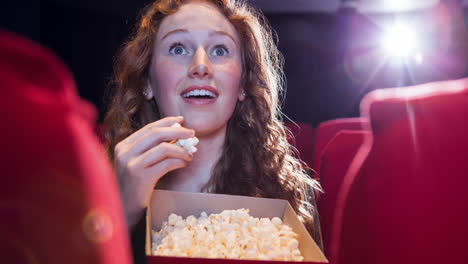 animation einer kaukasischen frau, die popcorn im kino isst