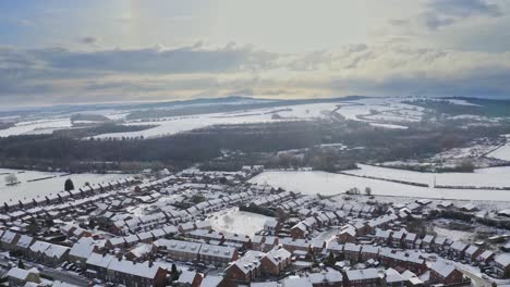 Toma-Aérea-Sobre-Las-Casas-Cubiertas-De-Nieve-De-Un-Pueblo-De-Yorkshire,-Hemingfield