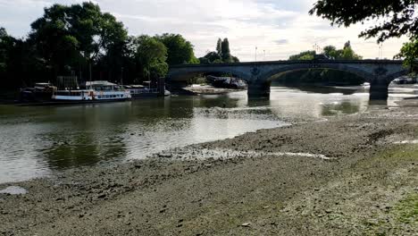 Río-Támesis-En-Marea-Baja-Un-Día-Soleado-De-Verano-Cerca-De-La-Puesta-De-Sol-En-El-Puente-De-Kew