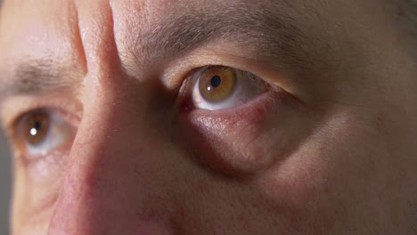 los ojos del hombre mirando hacia la luz con un primer plano