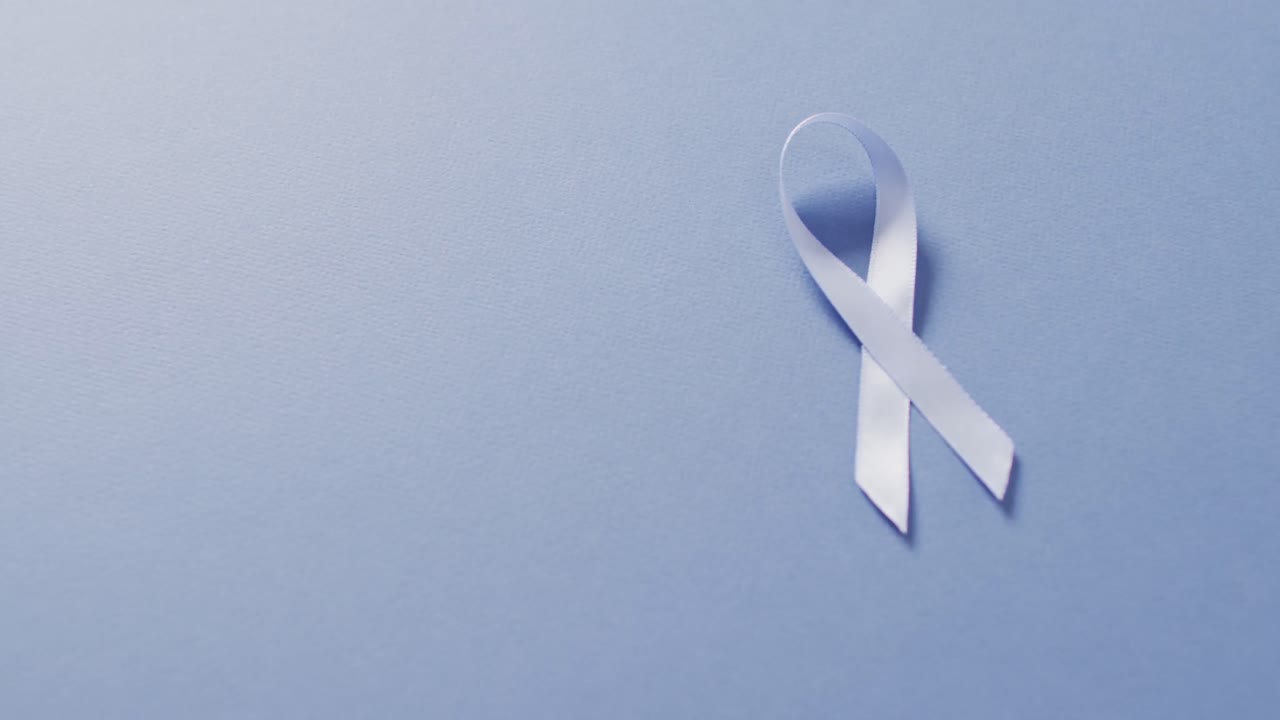 Video di nastro azzurro pallido contro il cancro alla prostata su sfondo blu