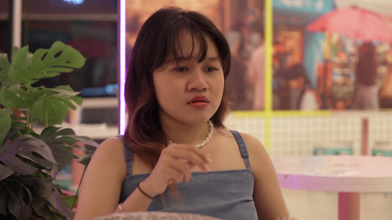 retrato de una joven infeliz y preocupada después de hablar por teléfono. disparo de primer plano