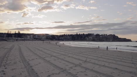 Wide-shot-of-Bondi-beach-during-sunrise