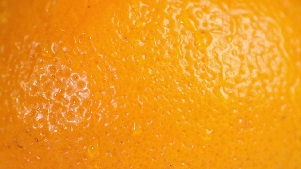 Acqua che gocciola sulla buccia d'arancia.