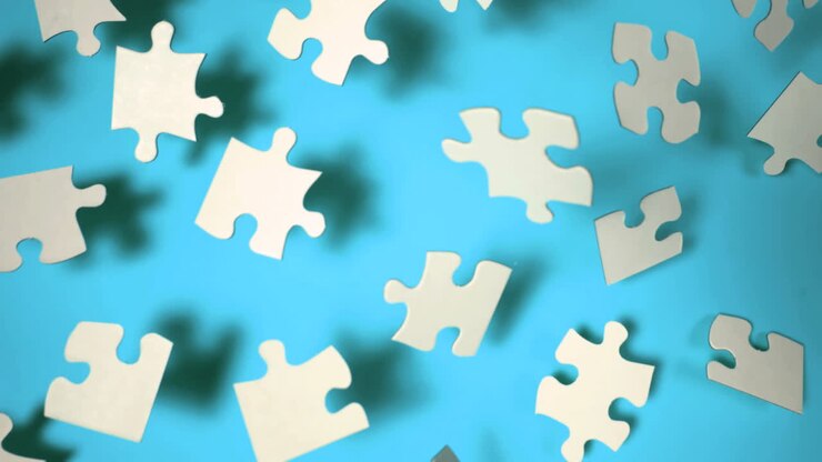 Puzzle che cade su una superficie blu