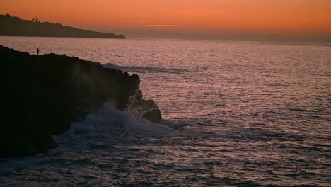 Dunkle-Klippe-Am-Morgen-Bei-Sonnenaufgang-Am-Meer.-Bergsilhouette-An-Der-Küste-Des-Strandes