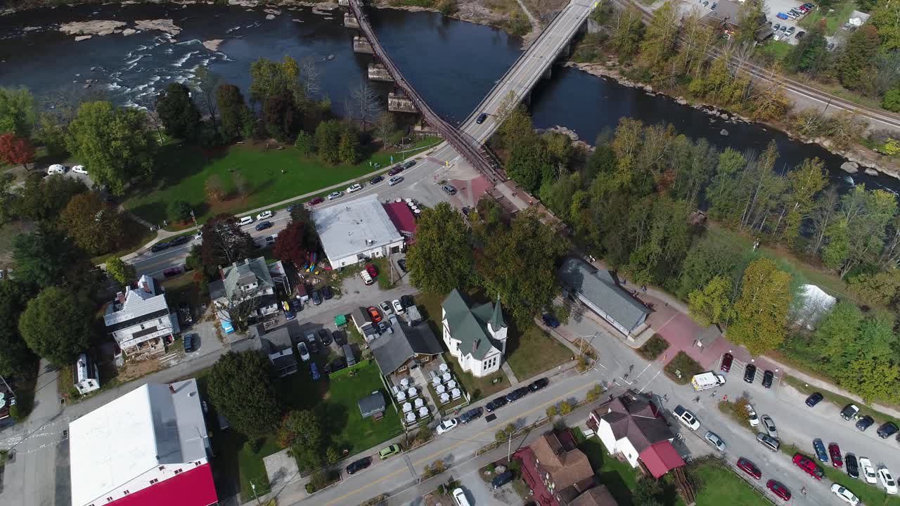 초가을에 펜실베이니아 주 오하이오필의 작은 마을을 내려다보는 가파른 높은 비행 전망