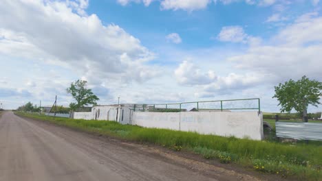 Ein-Umzäuntes-Grundstück-An-Einer-Unbefestigten-Straße-In-Der-Landschaft-Von-Kasachstan,-Zentralasien---Luftaufnahme-Einer-Drohne