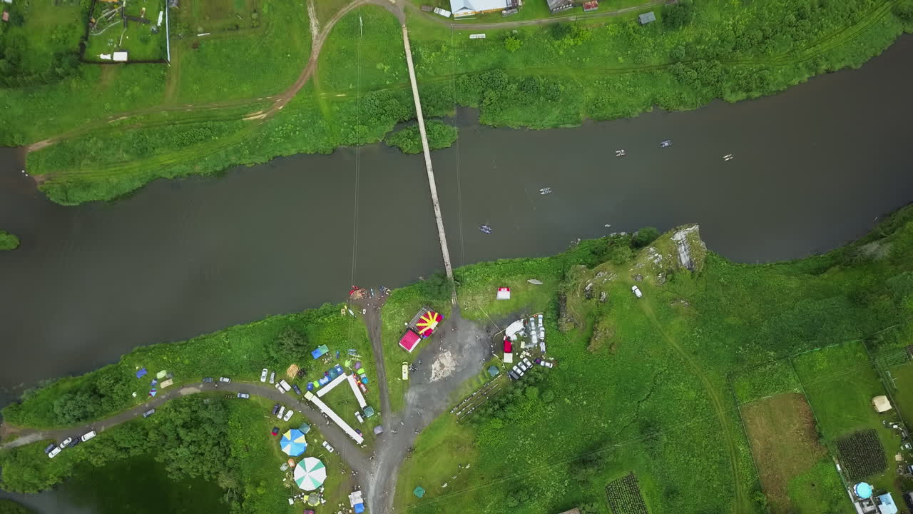 사건과 함께 강과 마을의 공중 사진
