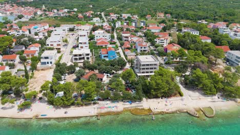 vista aérea de la playa de radmanand petrcane en zadar, dalmacia en croacia