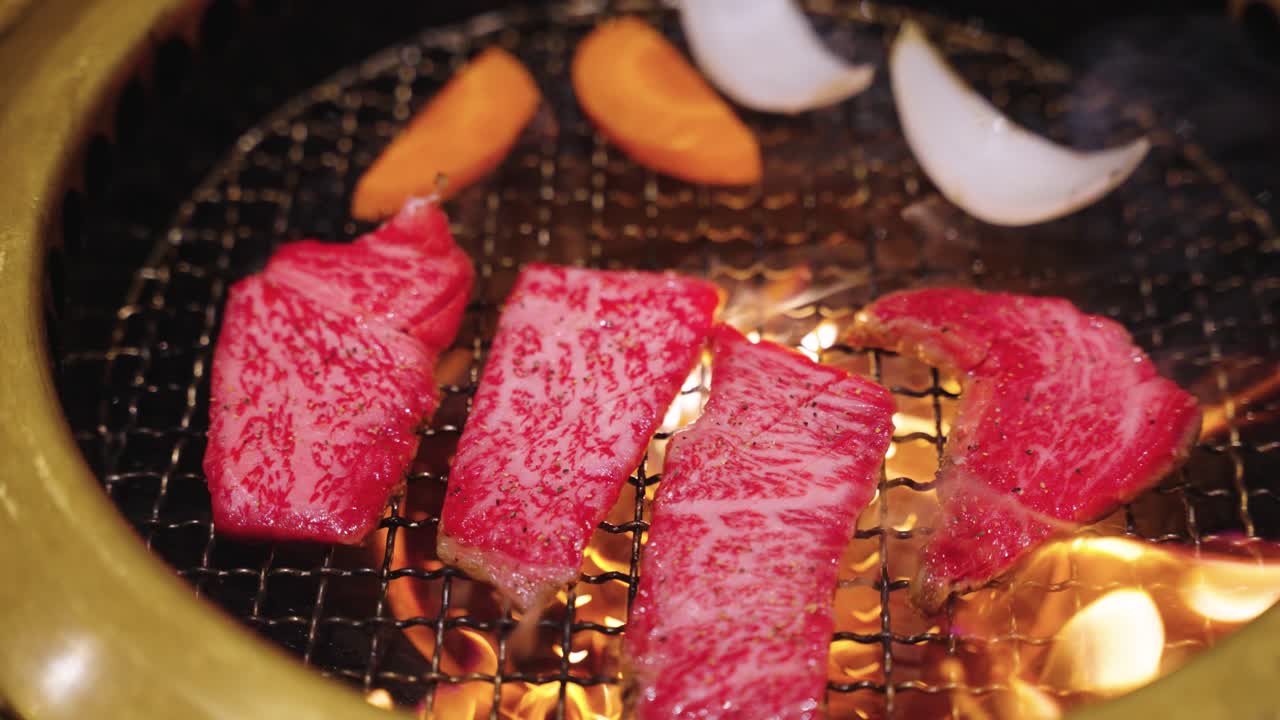 Wagyu giapponese in cottura sul barbecue, primo piano del grill Yakiniku