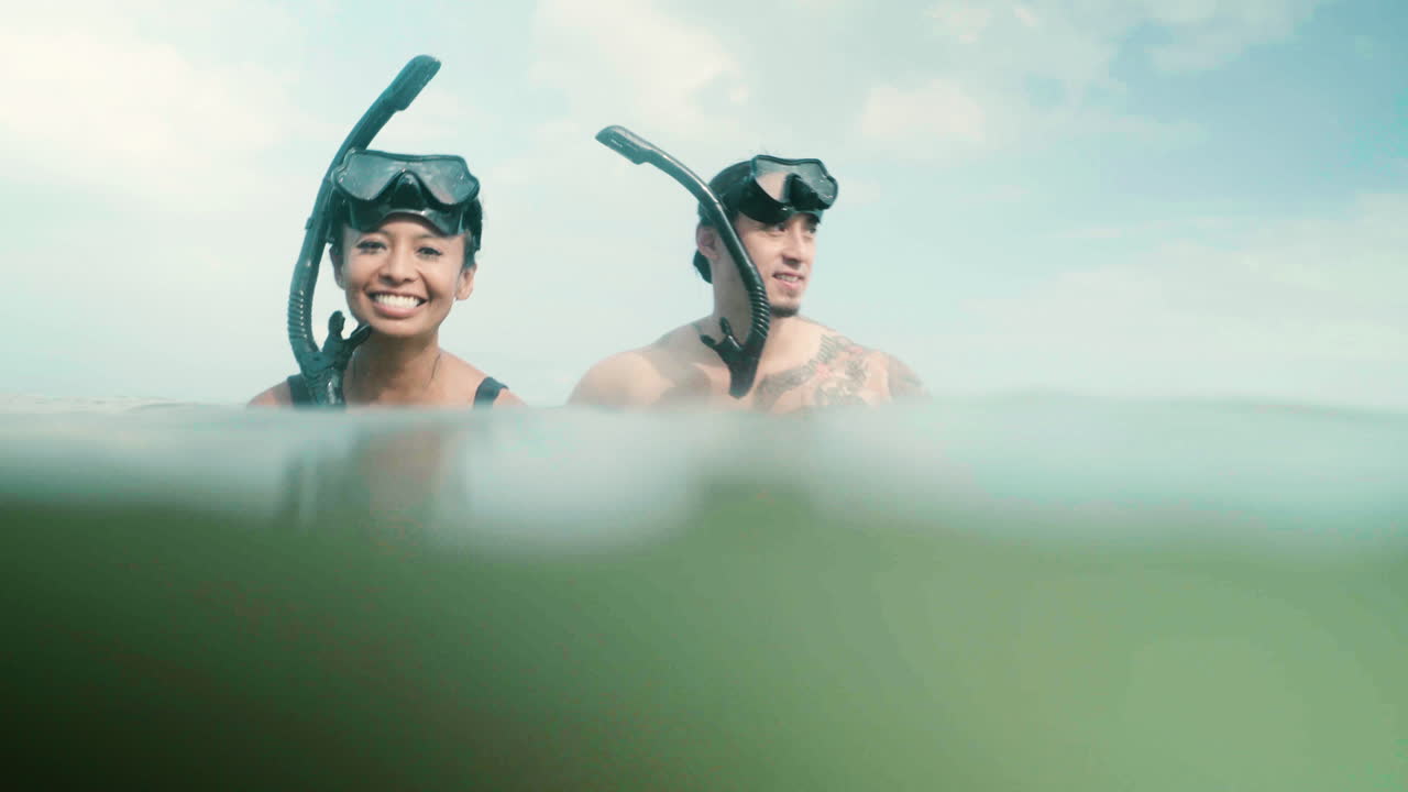 바다 에서 보호 안경을 착용 한 부부