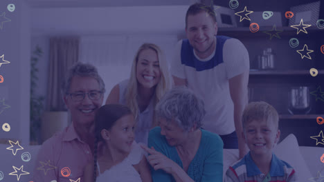 animatin de estrellas y círculos sobre feliz familia caucásica de varias generaciones sentada en el sofá en casa