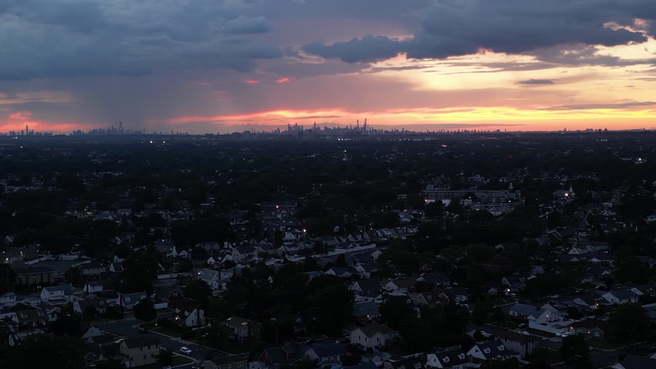 una vista aérea de ángulo alto del barrio residencial en long island, ny-1