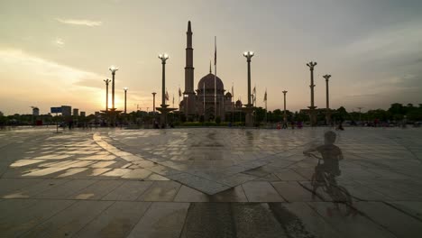 puesta de sol en la mezquita de putrajaya.