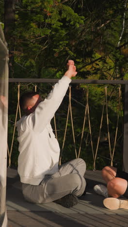 el maestro demuestra la asana de levantar la mano a la mujer. la gente participa en prácticas de atención plena compartiendo momentos de introspección y presencia en la compañía de los demás