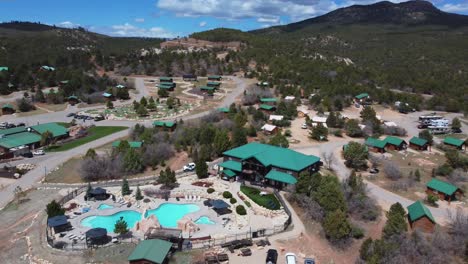 Zion-Ponderosa-Ranch-Resort---Lujosa-Escapada-Rodeada-Por-El-Parque-Nacional-Zion-En-Utah,-Ee.uu.