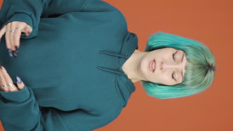 vídeo vertical de la joven estornudando. paciente.