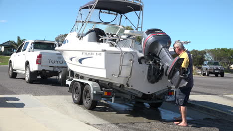 Mann-Befestigt-Boot-An-Anhänger