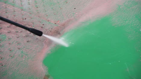 video en cámara lenta 4k agua de primer plano que lava los pisos de cubierta de barco de alta presión de una lavadora a presión