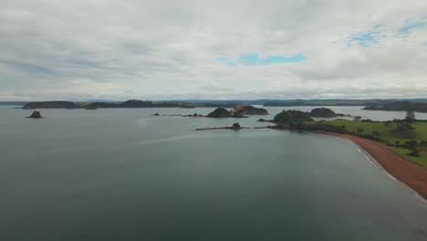 Vista-Aérea-De-La-Bahía-De-Rangihoua-Con-Cielo-Nublado-En-La-Península-De-Purerua-En-La-Bahía-De-Islas,-Norte,-Nueva-Zelanda