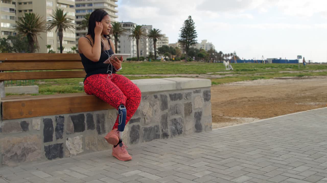 디지털 태블릿 4k에서 음악을 듣는 장애인 여성