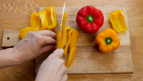 Der-Küchenchef-Schneidet-Paprika