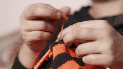 Nahaufnahme-Von-Strickarbeit-Tie-Up-Handarbeit