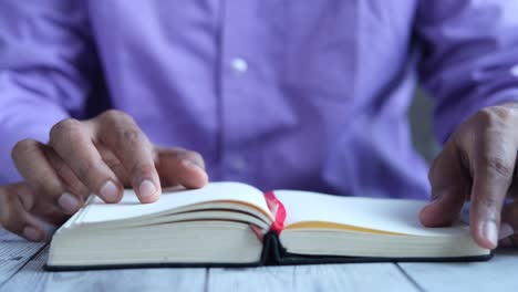 persona que lee un libro