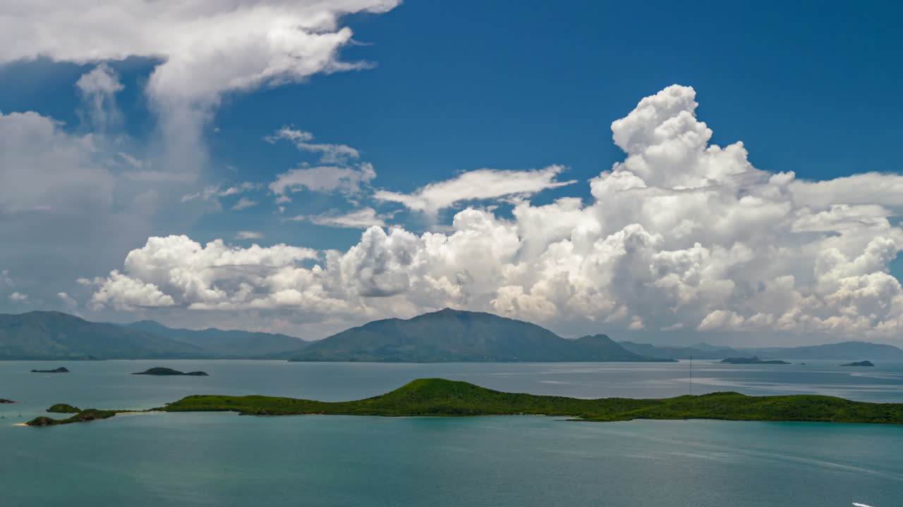 누메아, 뉴 칼레도니아 근처 몽 도레 피크 위로 푹신한 구름이 부풀어 오른다.