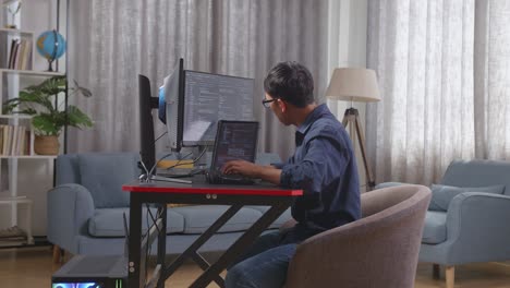 programador trabajando desde casa