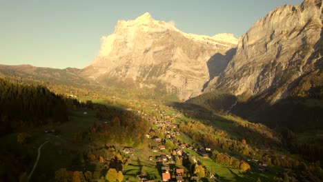 Imágenes-Aéreas-De-Drones-Empujando-Hacia-El-Monte-Wetterhorn-En-Grindelwald-En-Los-Alpes-Suizos