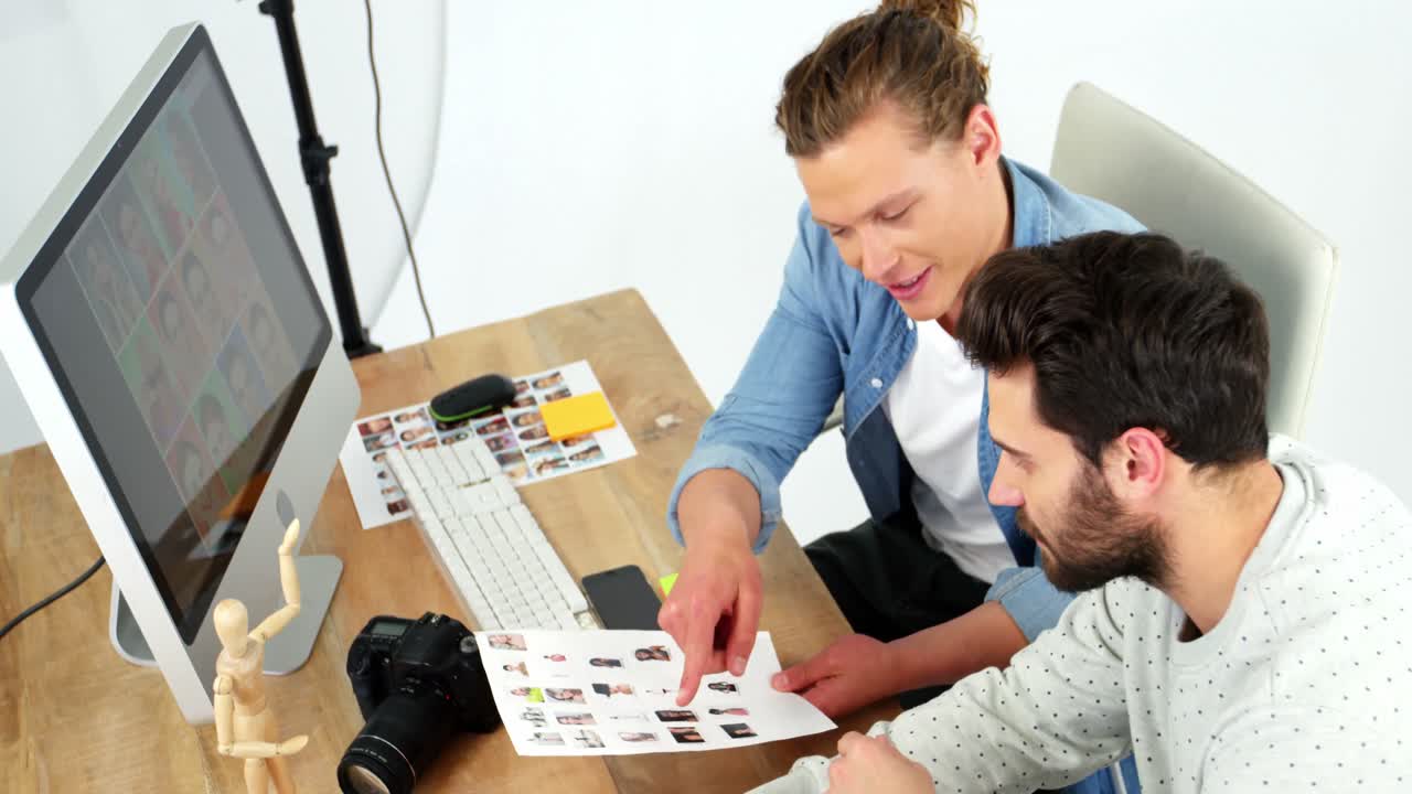 dos diseñadores gráficos discutiendo sobre la computadora