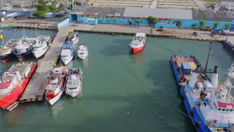 Buques-De-Importación-Y-Exportación-De-Carga-Anclados-En-Puerto-Caribeño