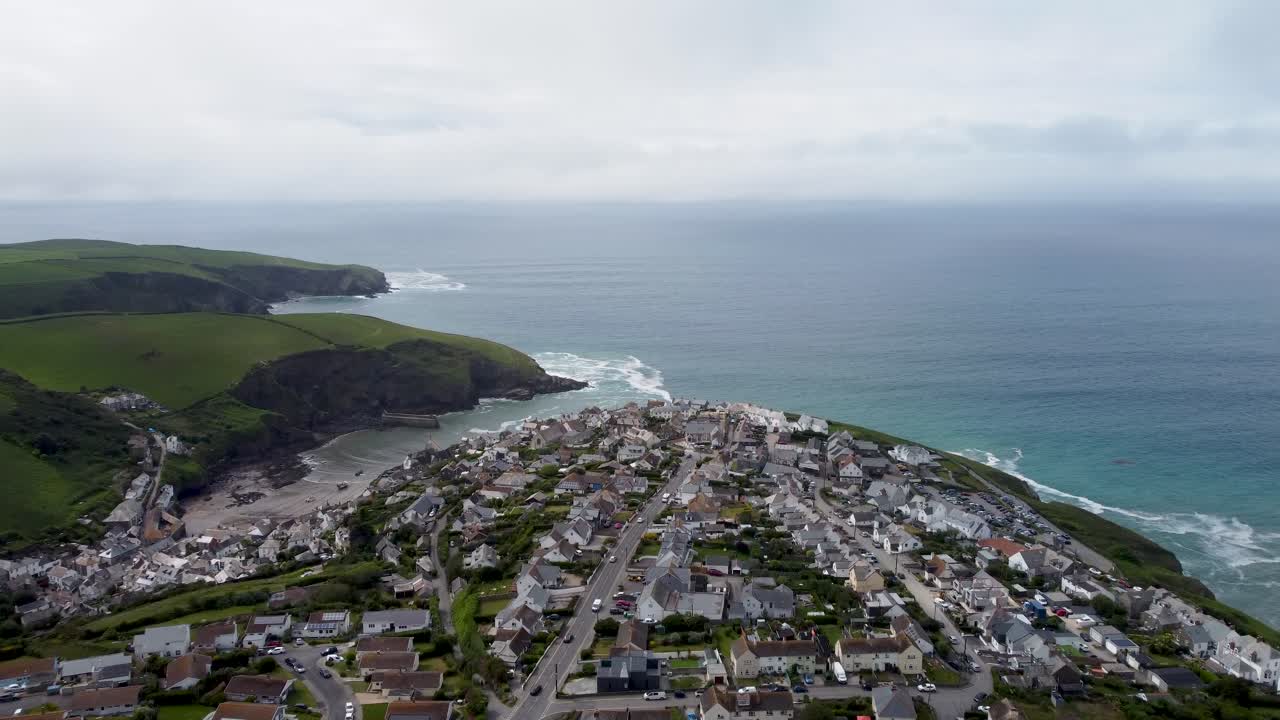 imágenes de drones de 4k de port isaac en cornualles con casas y tejados