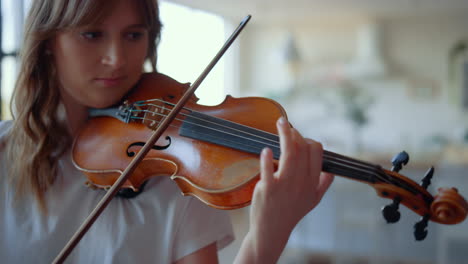 Mädchen-Spielt-Geige-Mit-Bogen.-Geigerin,-Die-Musikalische-Komposition-Aufführt