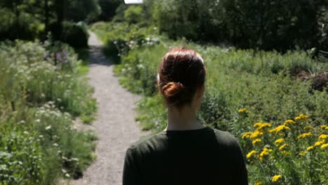 Frau-Spaziert-Friedlich-Im-Garten,-Rückansicht,-Naturspaziergang-Meditation