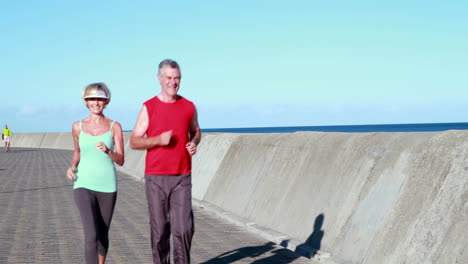 una pareja de mayores en forma y yendo a correr.