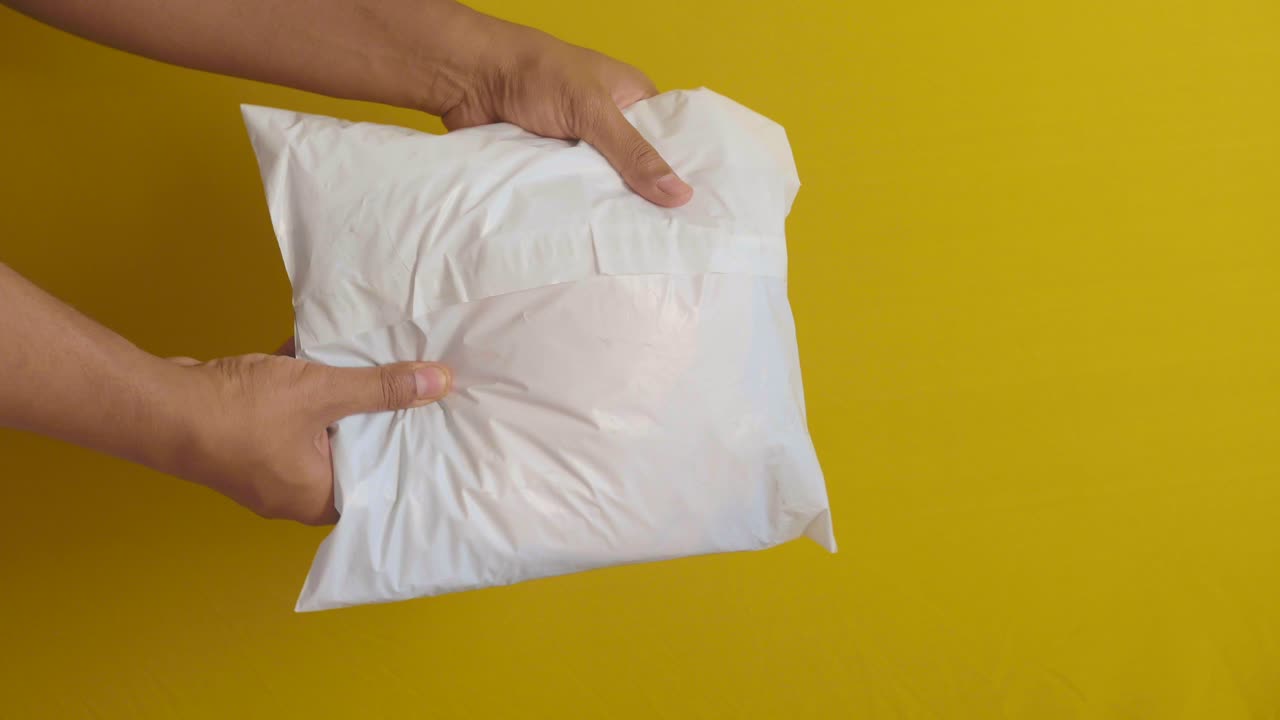 ⁇  종이 거품 봉투를 들고,