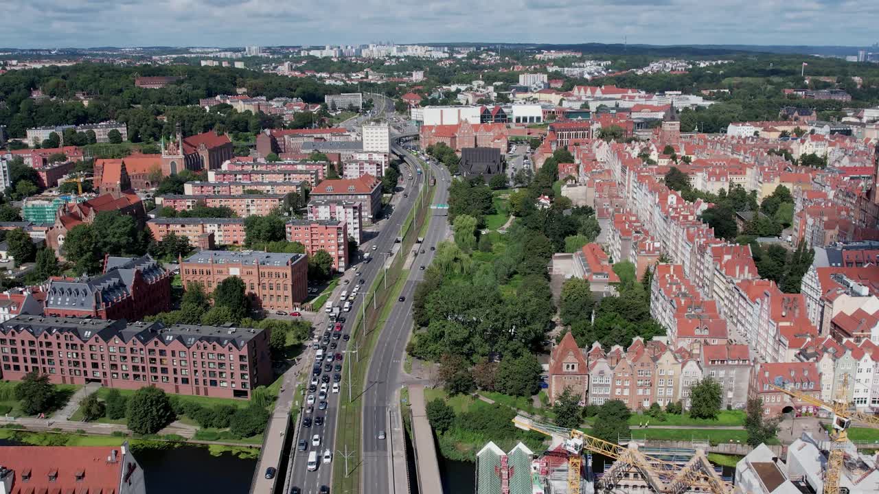 Droneoptagelse over en hovedgade gennem det centrale Gdańsk bybillede