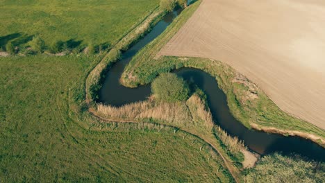 Tiro-Circular-De-Un-Pequeño-Río