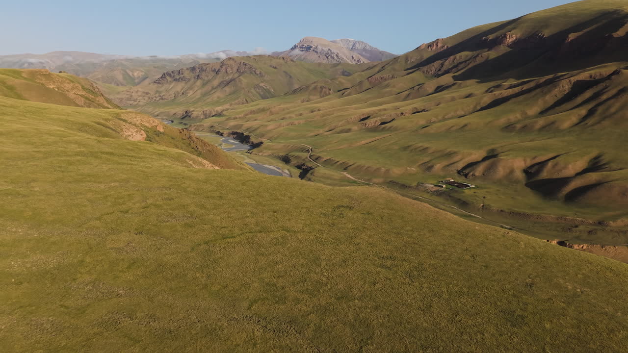 Fiume che scorre tra le montagne in Kirghizistan - Ripresa aerea con drone