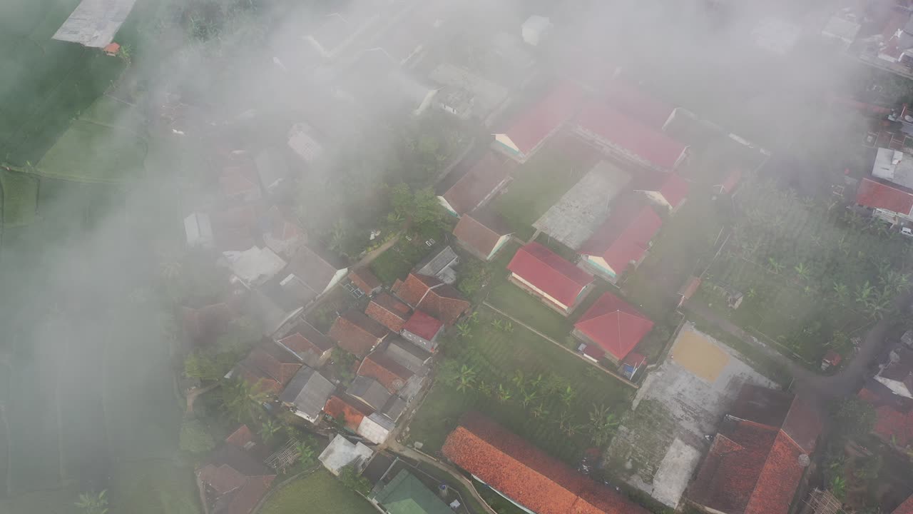 안개가 가득한 마을의 공중 사진