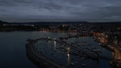 Einrichtung-Eines-Drohnenschusses-In-Der-Nacht-über-Der-Stadt-Scarborough