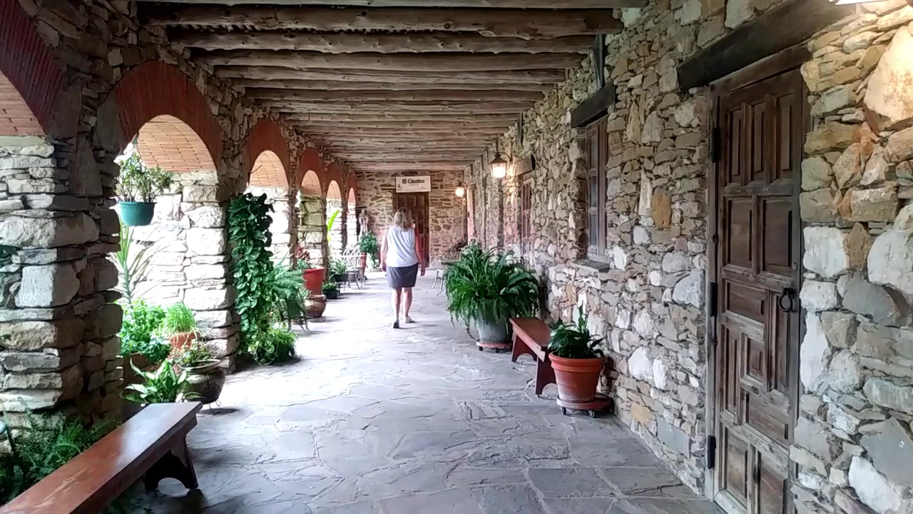 Camminando sotto gli archi di una vecchia missione in Texas