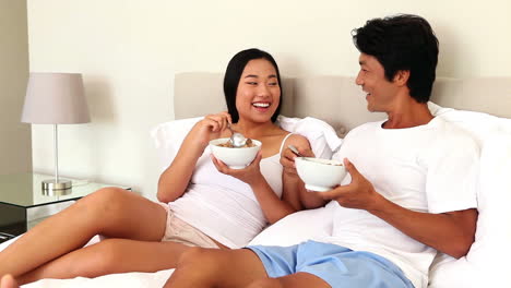 Pareja-Comiendo-Tazones-De-Cereal-En-La-Cama