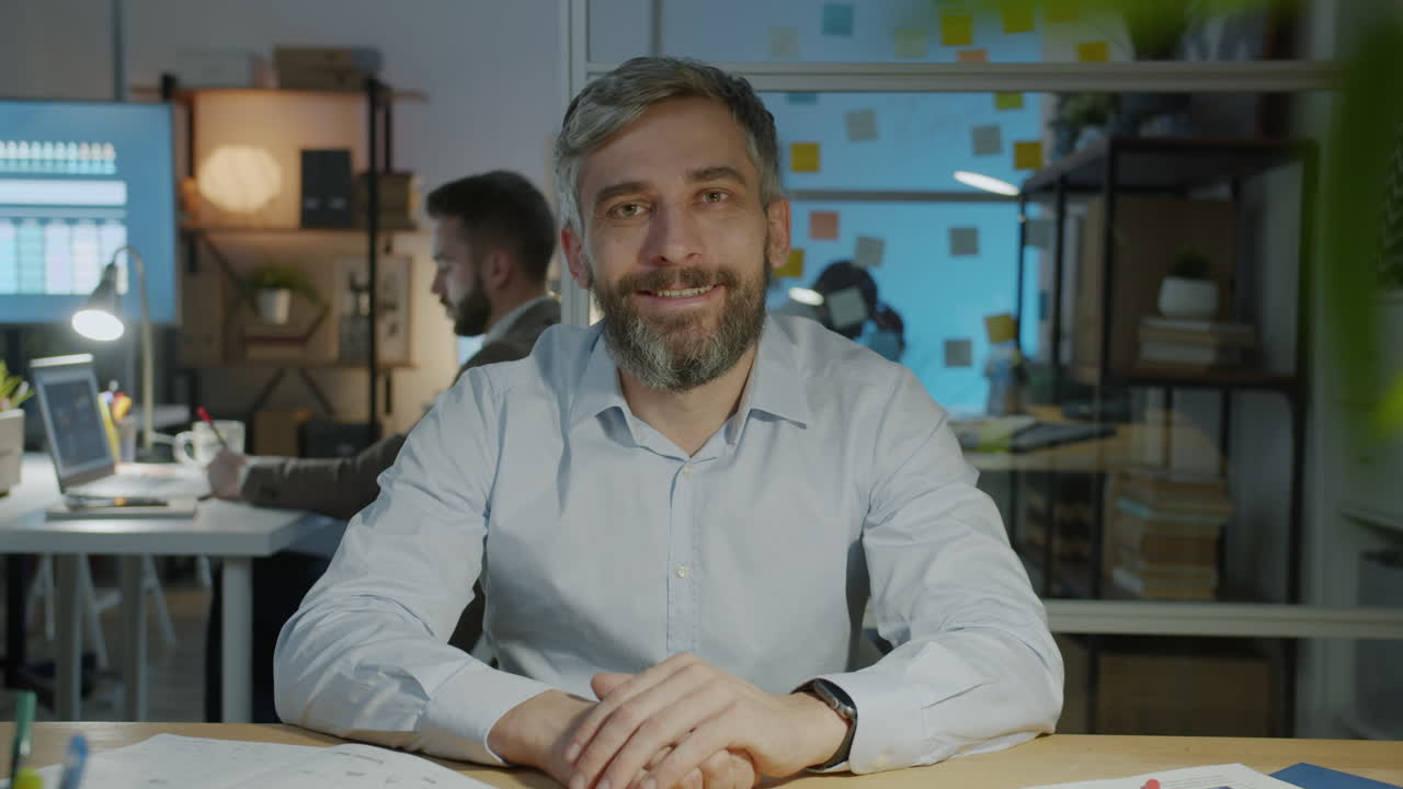 Un uomo d'affari sorridente in ufficio